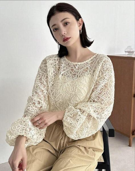 アイボリー 花柄レース ボリュームスリーブ トップス