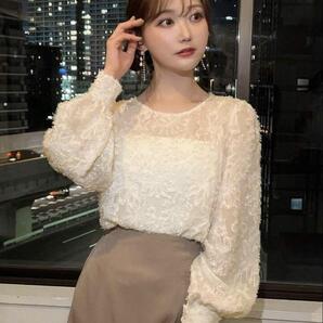 アイボリー花柄レース長袖シャツ