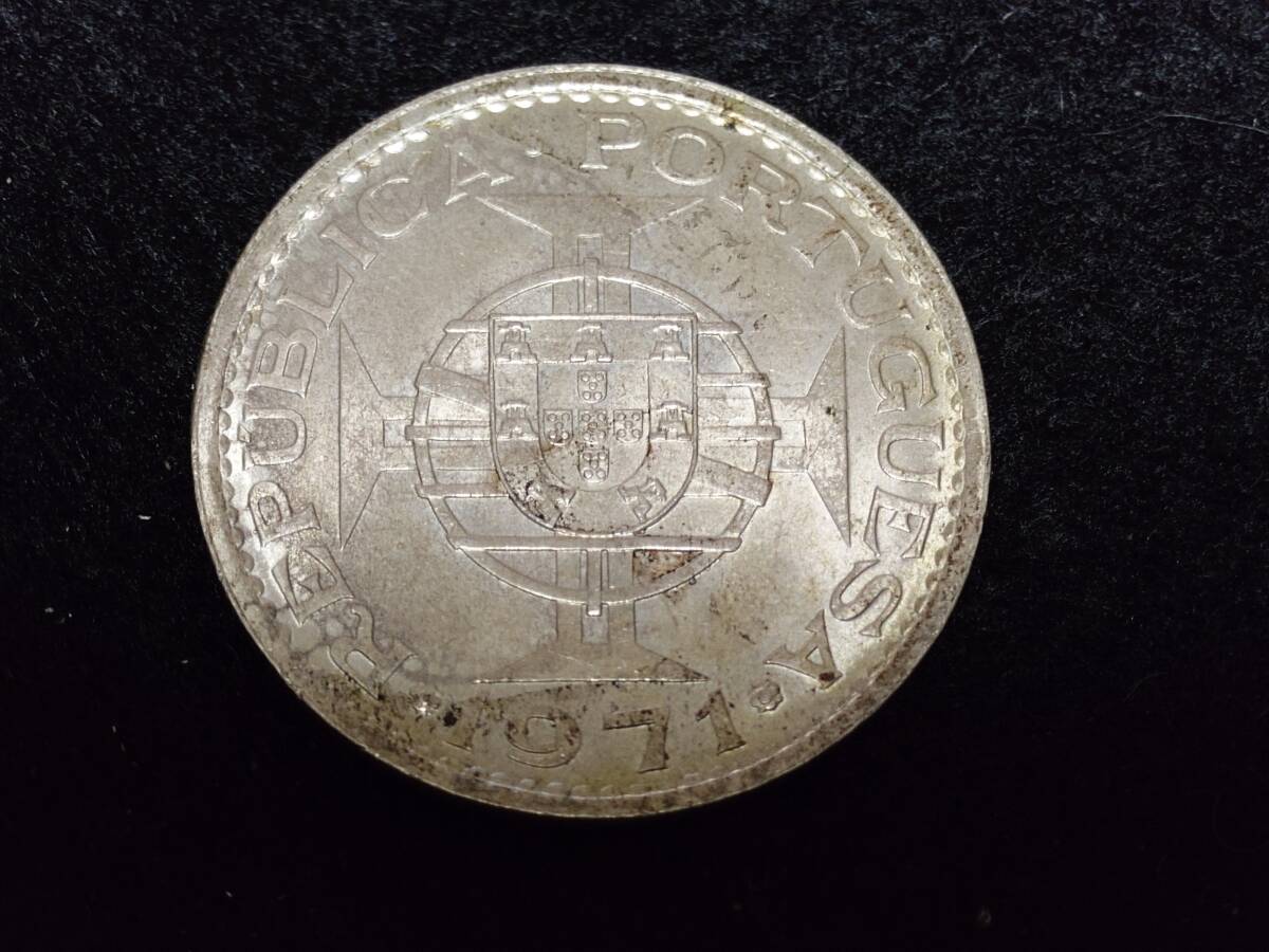 マカオ 20パタカ 銀貨1974年 - メルカリ
