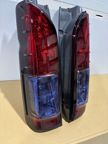 ハイエース200系 純正テールランプ 左右セット テールレンズ キャンディブラック スモーク テール 7型 後期KOITO 26-140 新車外し 納車外し