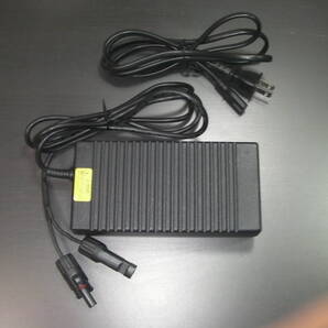 毎日発送します。様々なポータブルバッテリーに使える汎用ACアダプター(約19v、8A、150w)です!MC4コネクタータイプ