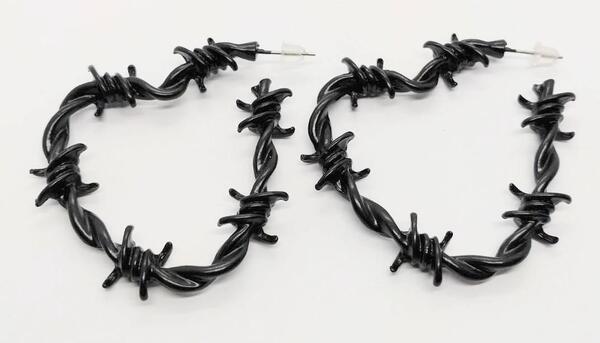 送料無料! 有刺鉄線 ハート ブラック ピアス 両耳用 ストリート ロック ゴスロリ ネオスマ