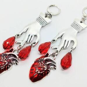 送料無料! 手 心臓 カットビーズ ピアス 両耳用 ストリート ロック ゴスロリ 病み系 ネオスマ