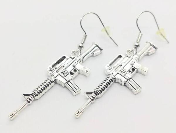 送料無料! マシンガン 機関銃 鉄砲 病み系 ピアス 両耳用 ストリート ロック ゴスロリ ネオスマ