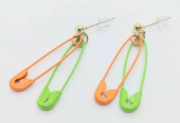 送料無料! 安全ピン オレンジ×グリーン ピアス 両耳用 ストリート ロック ゴスロリ ネオスマ