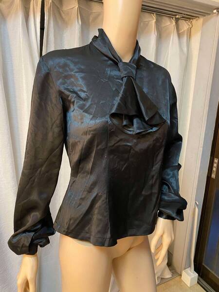 USED 舞台衣装 ブラック サテン ブラウス S / 黒 Black シャツ シルク ネックスカーフ バンダナ 光沢 コスチューム コスプレ フォーマル
