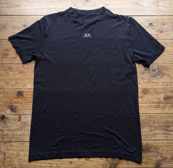 送料無料♪OAKLEY オークリー 吸汗速乾Tシャツ 4wayストレッチ O-FIT SS TEE ESSENTIAL 3.0 濃紺ネイビー size M メンズ 美品 アウトドア