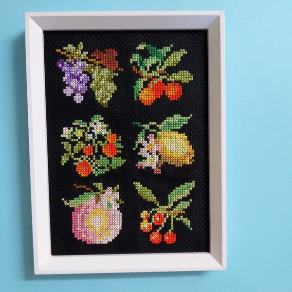 クロスステッチ刺繍完成品(小さな果樹園) ハンドメイド・ 額入り