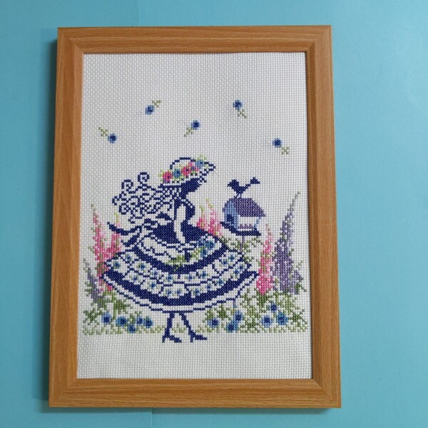 クロスステッチ刺繍完成品(花と少女)の完成品です。 ハンドメイド・ 額入り