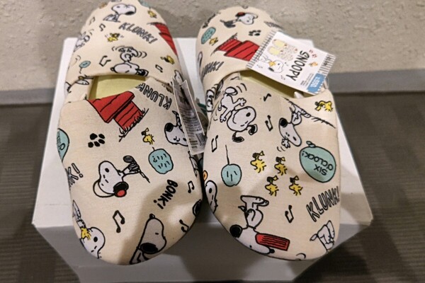 新品 未使用 PEANUTS スヌーピー ビーナッツ SNOOPY チャリー ブラウン スリッパ サンダル 室内 履 ルーム トイレ 部屋 タグ 2足 セット
