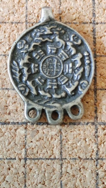 チベットラサ直送「九宮八卦」銅 真鍮25×35㎜裏側には、3つの仏心開光目