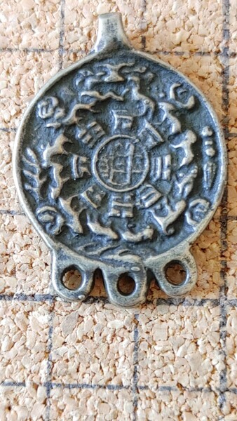 チベット ラサ直送 「九宮八卦」銅、真鍮25×35㎜裏側には、3つの仏開光目有