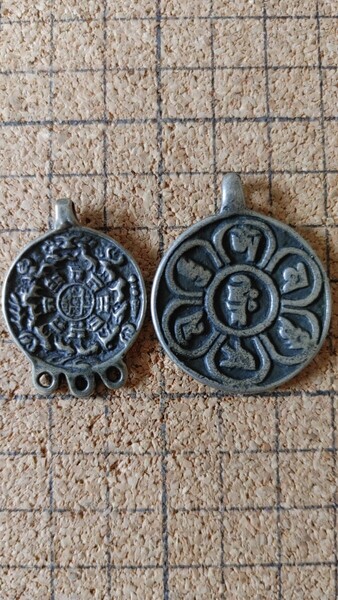 チベットラサ直送「六字真言」「九宮八卦」裏側「仏開光目」あり。2個セット 真鍮