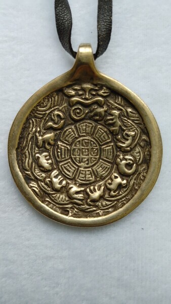チベットラサ直送 表「九宮八卦」裏「チベット刻印金剛十字杵」50㎜×51㎜42g