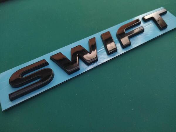 【ゆうパケット送料込】SWIFT(スイフト) 3Dエンブレム グレッシーブラック 横17.6cm×縦3.1cm×厚さ3mm ⑥ スズキ スイフトスポーツ