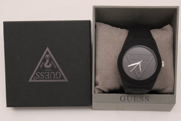 動作未確認 12点 おまとめブランド腕時計 GUESS ゲスなど
