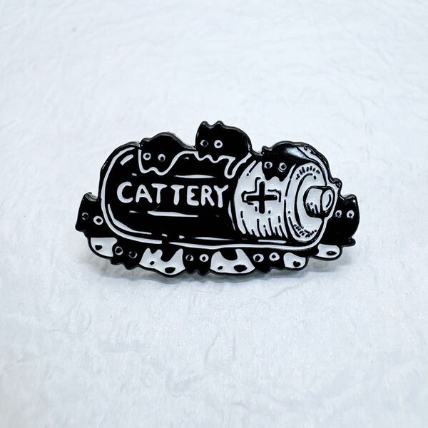 【ピンバッジ】猫のお化け 電池 充電 バッテリー CATTERY 白黒 にゃんこ