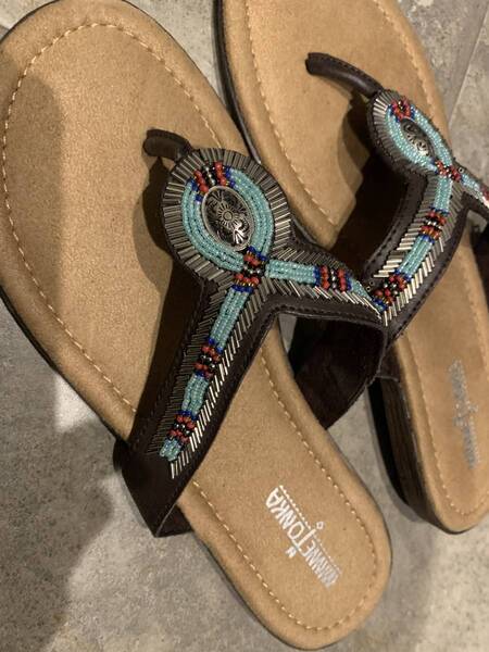 新品MINNETONKA ミネトンカ サンダル ビーズ刺繍