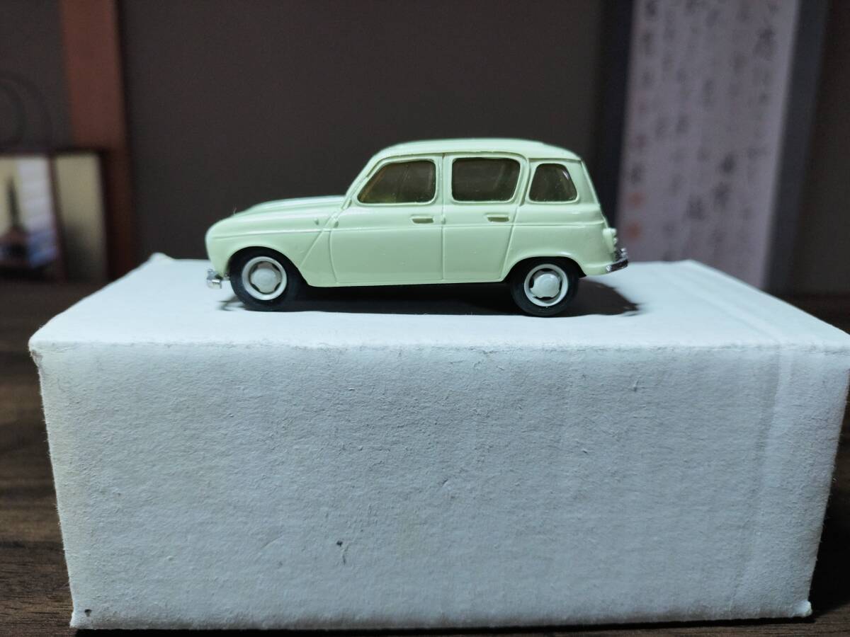 ミニカー 車 おもちゃ 1/18 ルノー 樹脂 4L JP4 4WD ブルー
