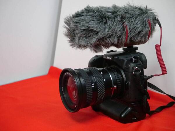 【送料無料】LUMIX GH4 ブラック 純正バッテリー2個と純正バッテリーグリップ、Tokina AF19-39 3.5、マウントアダプター、ビデオマイク