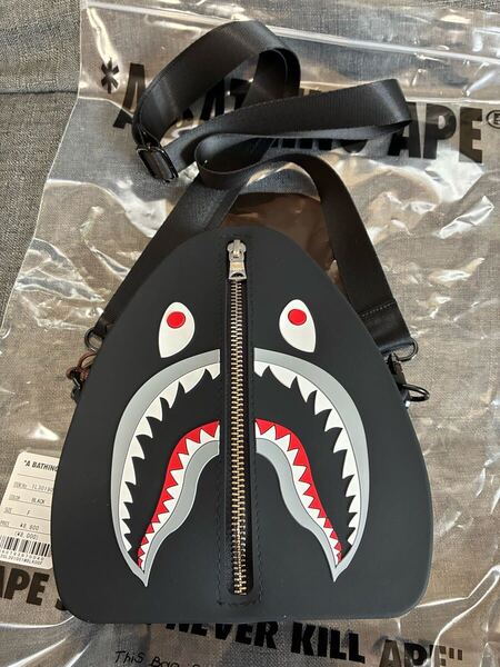 レア!正規品!A BATHING APE!ショルダーバック!アベイシングエイプ!スマホ 黒 ブラック ポーチ カモフラ BAPE