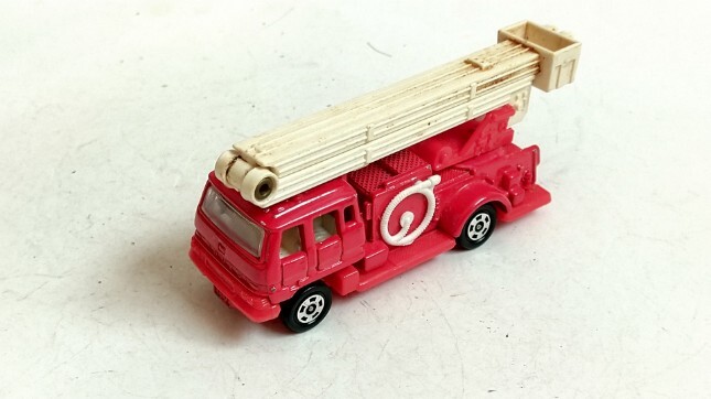 トミカ 68-1 いすゞポンプ消防車 1973年 | サンバーとの