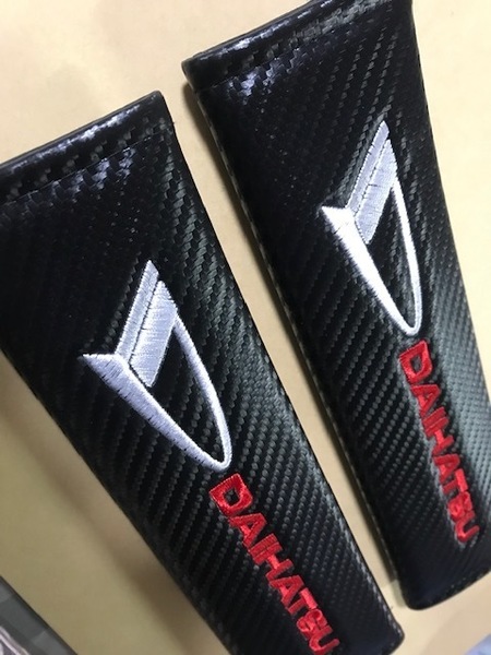 今だけ値下げ!送料無料! ダイハツDロゴ カーボン調シートベルトパッド ロッキー ムーヴカスタム コペン タント キャスト トール