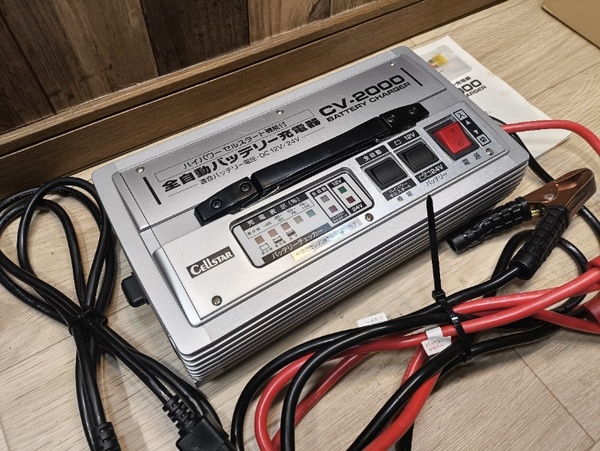 極美品 CELLSTAR バッテリー充電器 チャージャー CV-2000 全自動 セルスター バッテリー充電器