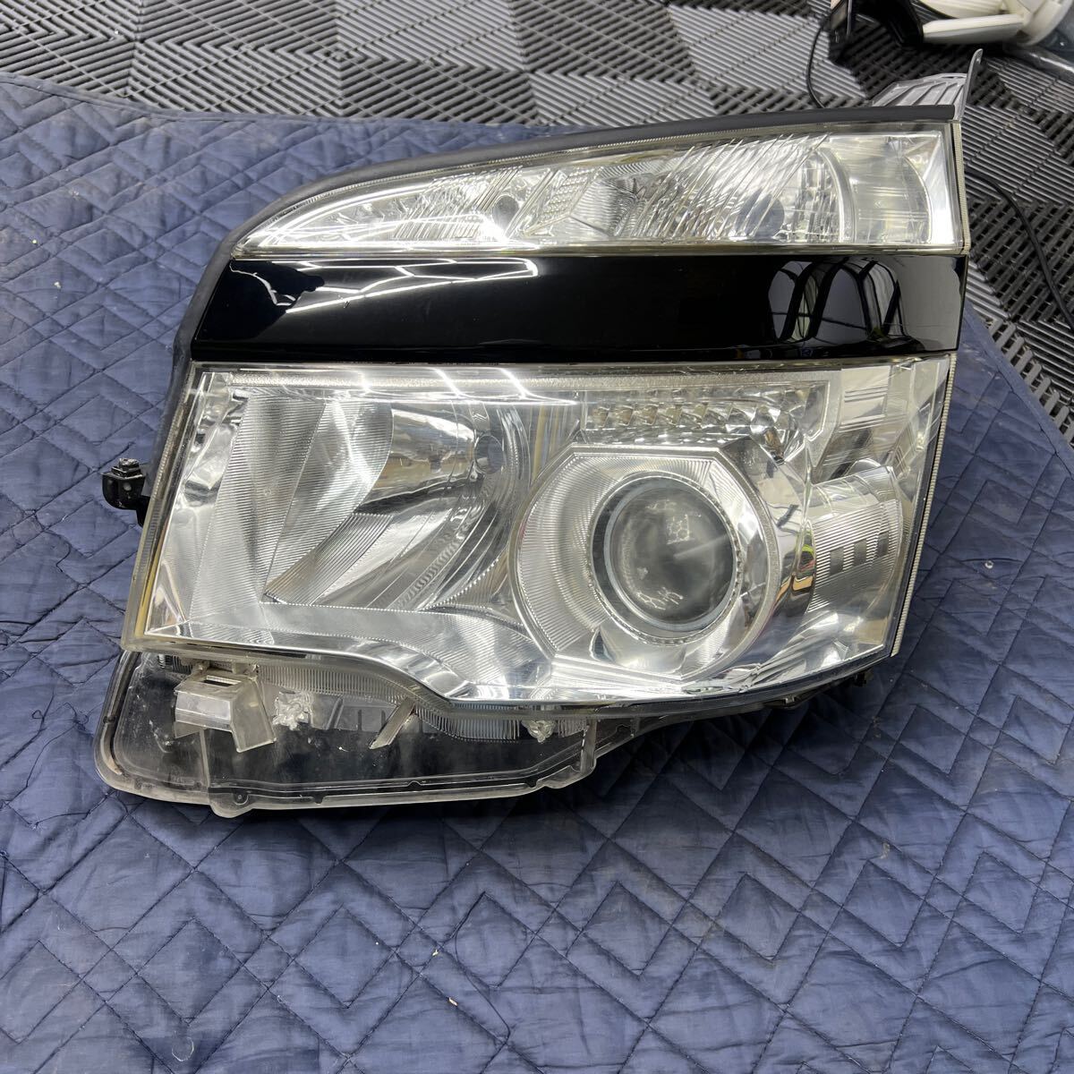 トヨタ 【中古】 ヴォクシー 80 前期 左ヘッドライト LED 81170