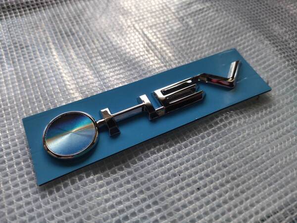 【ゆうパケット送料込】HEV 3Dエンブレム メッキシルバー 縦2.2cm×横10cm プリウス アクア ヤリス