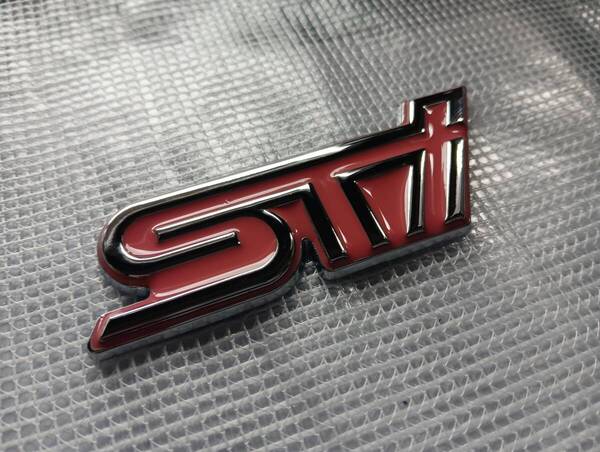 【ゆうパケット送料込】STI 3Dエンブレム (両面テープ) ピンク/メッキ 縦3.6cm×横9.2cm 金属製 スバル