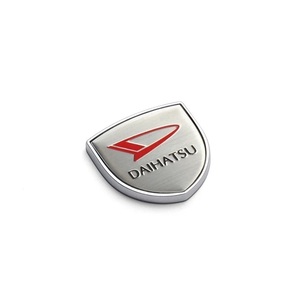 【ゆうパケット送料込】DAIHATSU(ダイハツ) ホームベース型エンブレム シルバー 縦3.9cm×横3.9cm×厚さ2.5mm