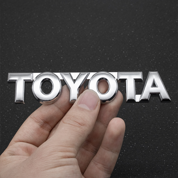 【ゆうパケット送料込】TOYOTA 3Dエンブレム(両面テープ付) メッキシルバー 縦2.4cm×横12cm 金属製 トヨタ 豊田