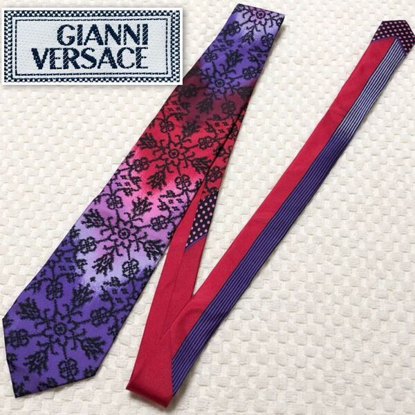 ■美品■GIANNI VERSACE ジャンニヴェルサーチ ネクタイ スカーフ柄 オーロラ 雪の結晶 総柄 シルク100% イタリア製 パープル系
