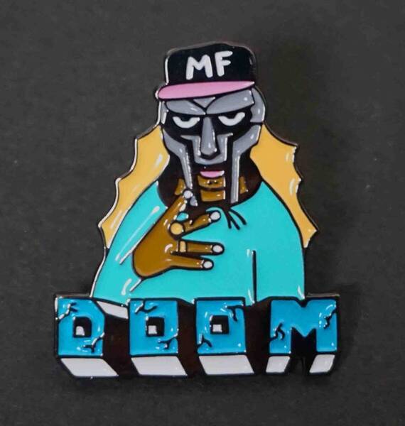 《空服黒帽子灰面DM》ラッパー■新品『 MF DOOM 』 MF ドゥーム hiphop■ミュージック 音楽 仲間 ◇ストリートアート■ ピンバッジ バッチ
