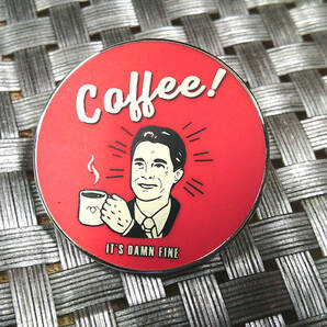 《赤円US男前coffee!》イケメン■コーヒー 美味■新品『ツインピークス』クーパー捜査官 IT'S DAMIN FINE■映画 Movie■ ピンバッジ バッチ