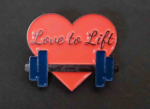 《重量挙US桃心》■■新品 バーベル ハート『 Love to lift 』アーティスト■ピンバッジ バッチ■おしゃれ ファッション