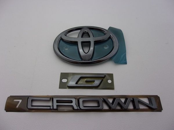 7トレジャー 【 TOYOTA 220系 CROWN 】トヨタ 220系 クラウン G プラチナ ブラック エンブレム リア 3点セット