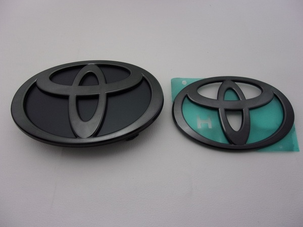 【 トヨタ 15系 ヤリス クロス 後期 : MXPB・MXPJ 】 15系 YARiS CROSS (後期) プラチナ ブラック エンブレム フロント&リア 2点セット