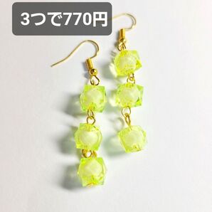 ネオンイエロー ピアス イヤリング キューブ 3連 トリロジー 蛍光 ドレス パーティ イベント カジュアル レトロ ハンドメイド