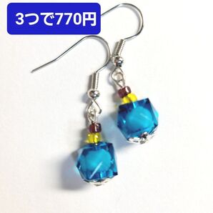 キューブ ピアス イヤリング レイクブルー 青 ガラスビーズ 1粒 小さめ レトロ アンティーク カジュアル ハンドメイド