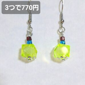 キューブ ピアス イヤリング ネオンイエロー レモン 小さめ ガラスミニビーズ レトロ オフィス カジュアル ドレス ハンドメイド