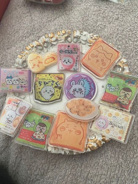 ちいかわお菓子アクリルパーツ4センチ