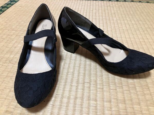 nuovo レース 切り替え パンプス エナメル ストラップ 黒 ブラック ヒールあり