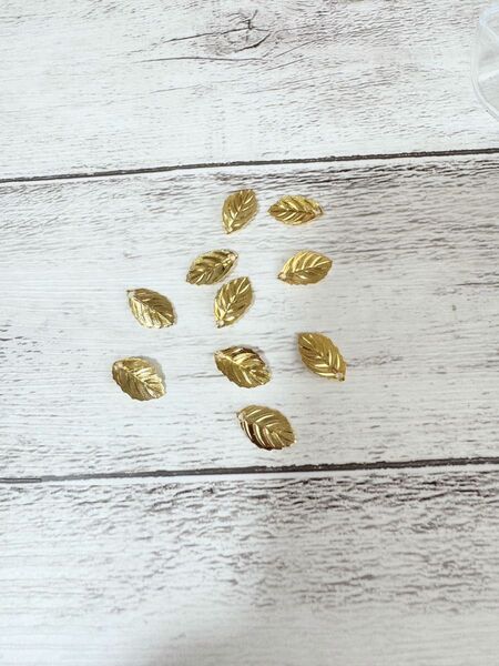 ②リーフ型チャーム 10個 ゴールド アクセサリーパーツ