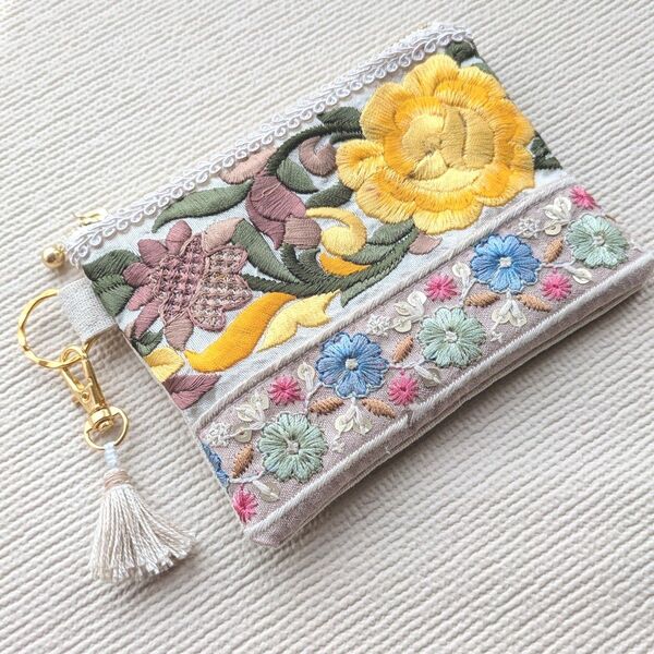 ハンドメイド インド刺繍リボンポーチS 黄色薔薇 ベージュ タッセル付き45