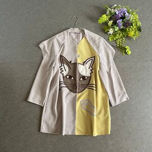 トクコプルミエヴォル コート スプリングコート 羽織り ラペルカラー マント 猫 刺繍 ベージュ 9