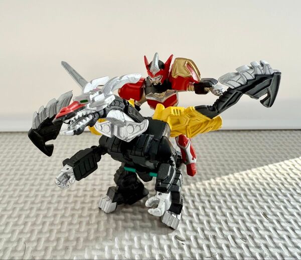 マジドラゴン&マジフェニックス 魔法戦隊マジレンジャー アクションポーズマジレンジャー ガチャポン