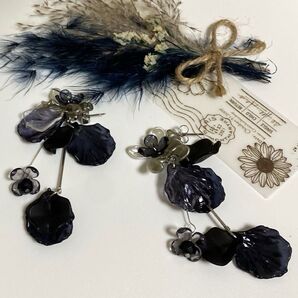 顔周りを華やかにブラック×シルバー フラワーピアス ハンドメイド