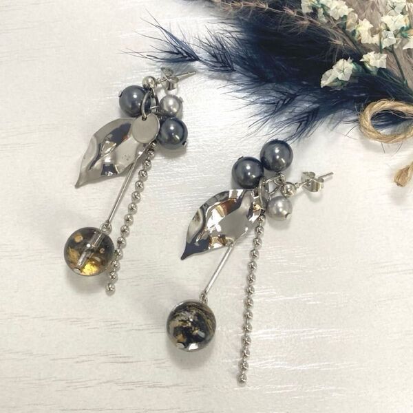 耳元で揺れるロングチャームピアス リーフ×ボールチェーン ハンドメイド